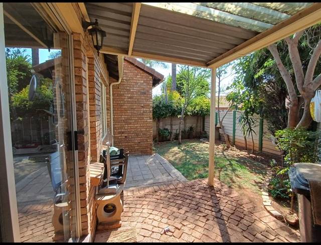 2 BEDROOM TOWNHOUSE FOR SALE IN ELDORAIGNE